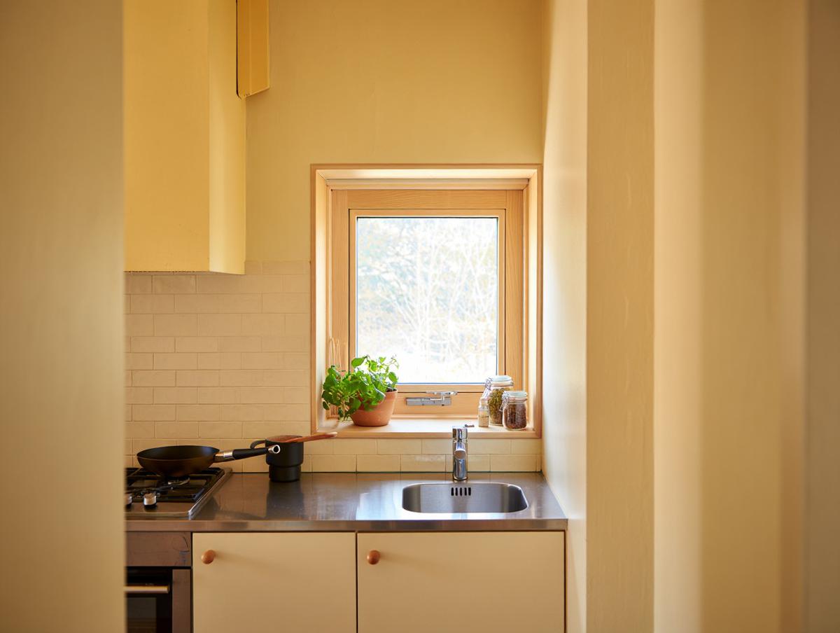 Desain Jendela Kecil untuk Dapur Sederhana (AI)