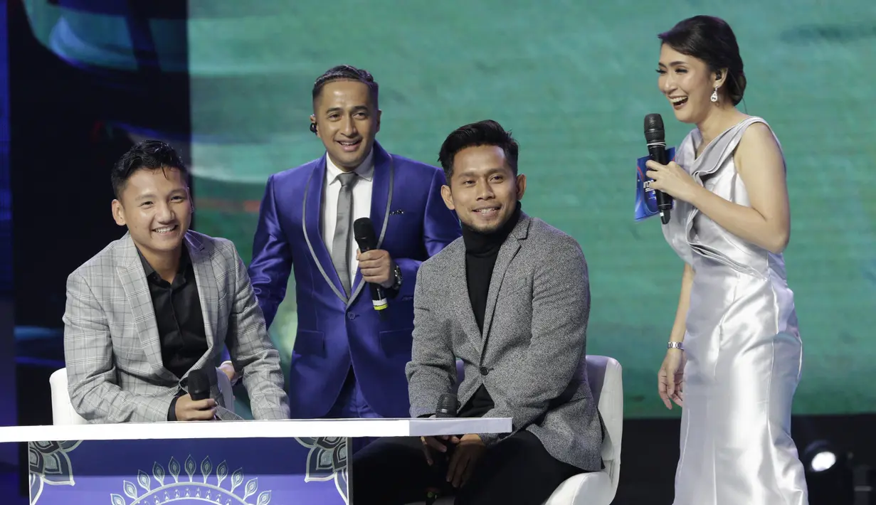 Pemain Madura United, Andik Vermansah dan Syahrian Abimanyu, menjadi komentator pada Indonesian Soccer Awards 2019 di Studio Indosiar, Jakarta, Jumat (10/12). Acara ini diadakan oleh Indosiar bersama APPI. (Bola.com/M Iqbal Ichsan)