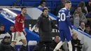 Pelatih Chelsea, Mauricio Pochettino, mengamati permainan anak asuhnya saat melawan Manchester United pada laga pekan ke-31 Liga Inggris di Stadion Stamford Bridge, Jumat (5/4/2024). (AP Photo/Kin Cheung)