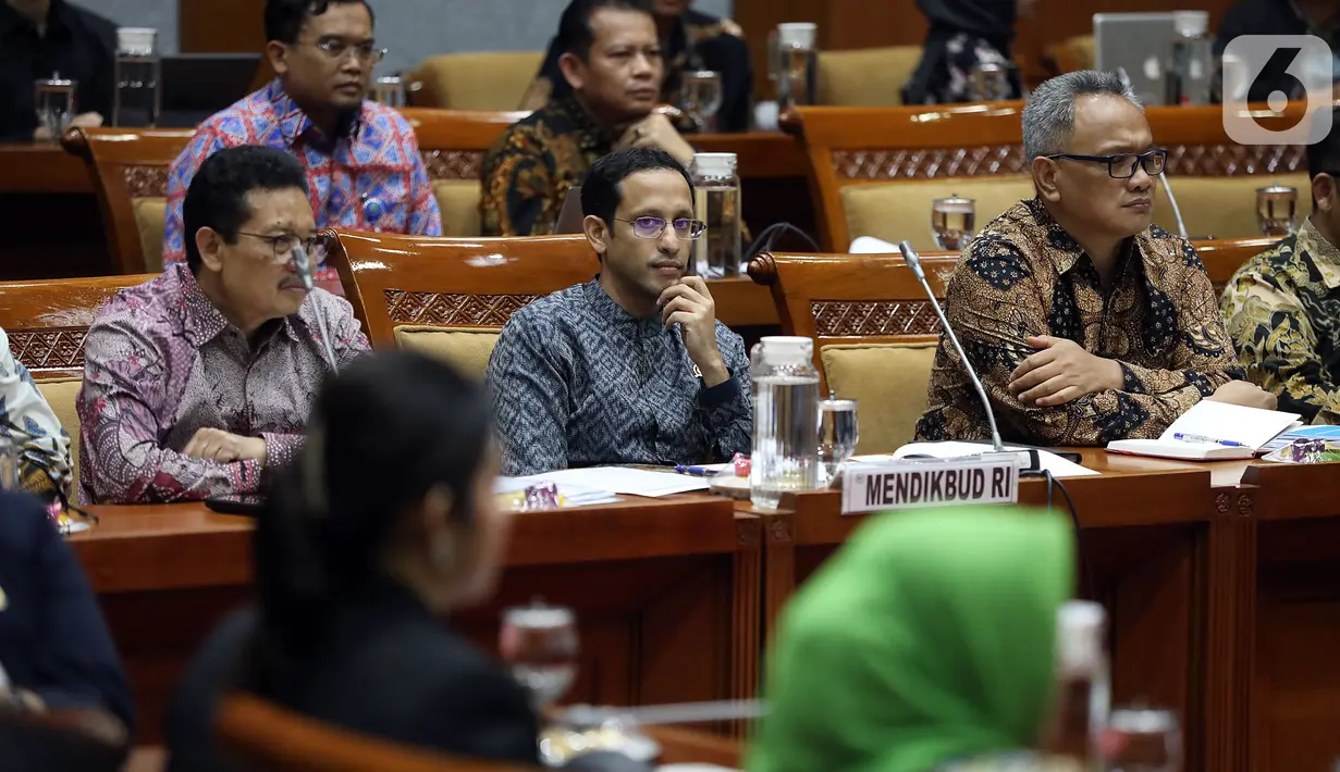 Menteri Pendidikan dan Kebudayaan (Mendikbud), Nadiem Makarim mengikuti rapat kerja dengan Komisi X DPR di Kompleks Parlemen Senayan, Jakarta, Rabu (6/11/2019). Nadiem Makarim menghadiri rapat perdana dengan Komisi X DPR RI. (Liputan6.com/Johan Tallo)