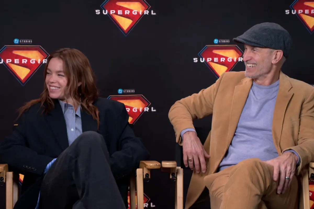 Milly Alcock dan sutradara Craig Gillespie dalam konferensi pers Supergirl. (dok. Warner Bros Pictures)