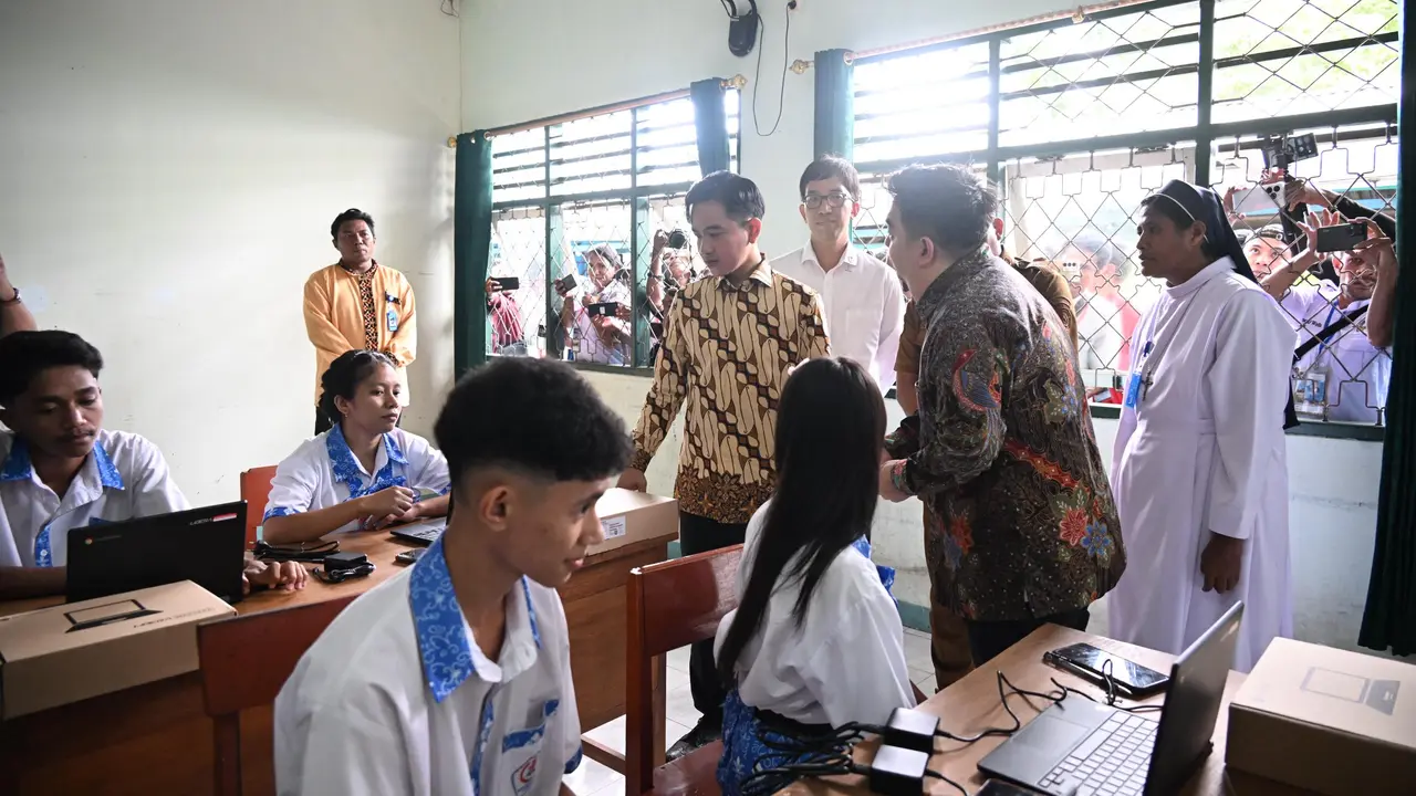 Wakil Presiden Gibran Rakabuming Raka saat berkunjung ke SMAS Bhaktyarsa, Jl. Achmad Yani No. 31, Kelurahan Nangameting, Kecamatan Alok Timur, Kabupaten Sikka, NTT.