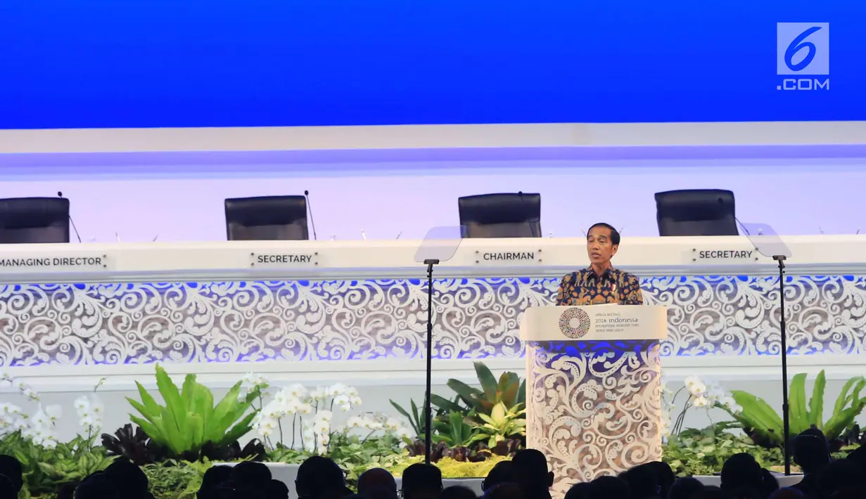 Presiden Joko Widodo menyampaikan sambutan pada Pertemuan Tahunan IMF-WB Group 2018, Bali, Jumat (12/10). Dalam pidatonya, Jokowi mengumpamakan kondisi ekonomi global sekarang seperti cerita serial televisi Game of Thrones. (Liputan6.com/Angga Yuniar)
