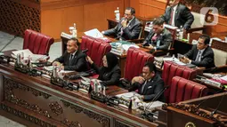 Ketua DPR Puan Maharani (tengah) didampingi Wakil Ketua DPR Rachmat Gobel (kanan) dan Lodewijk Paulus (kiri) mengetok palu saat Rapat Paripurna ke-29 Masa Persidangan V Tahun Sidang 2022-2023 di Kompleks Parlemen, Senayan, Jakarta, Selasa (11/7/2023). Dalam rapat tersebut DPR resmi mengesahkan Omnibus Law Rancangan Undang-Undang (RUU) tentang Kesehatan menjadi Undang-Undang (UU). (Liputan6.com/Faizal Fanani)