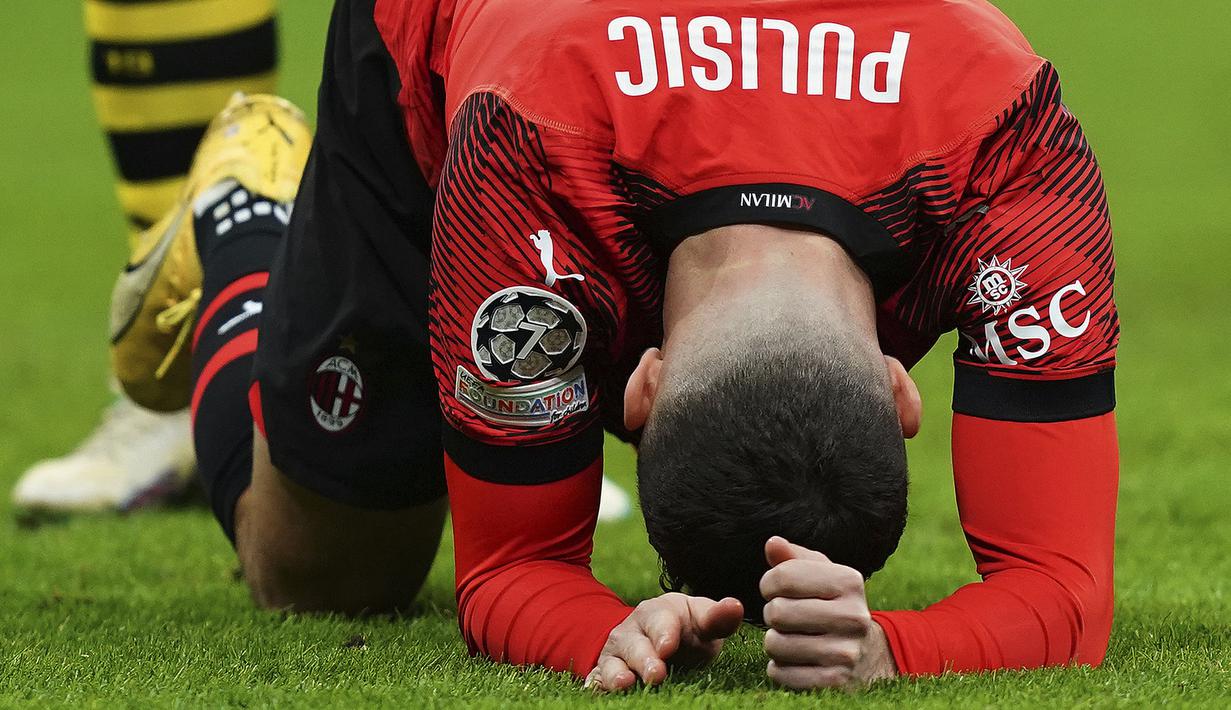 Pemain AC Milan, Christian Pulisic tertunduk lesu setelah timnya kalah 1-3 dari Borussia Dortmund pada laga lanjutan Grup F Liga Champions 2023/2024 yang berlangsung di San Siro, Milan, Italia, Rabu (29/11/2023) dini hari WIB. (AP Photo/Antonio Calanni)