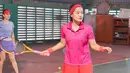 <p>Sedangkan Titi Kamal juga terlihat menggemaskan dalam balutan polo shirt dan rok pleats bernuansa pink dan merah. Seoatu tenis dan headband semakin melengkapi outfit olahraganya yang menggemaskan. (Foto: Titi Kamal)</p>