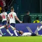 skor 2-1. (Justin Tallis/Pool Photo via AP)
Para pemain Inggris merayakan gol yang dicetak penyerang Harry Kane ke gawang Denmark pada pertandingan semifinal Euro 2020 di Stadion Wembley, London, Kamis (8/7/2021). Ini menjadi sejarah baru untuk The Three Lions. (AP Photo/Frank Augstein, Pool)