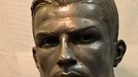 Patung paling keren Ronaldo yang ditampilkan di museum Real Madrid. Jose Antonio Navarro merupakan seniman patung kepala Ronaldo itu. (Facebook/ José Gómez Palas)