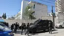 Pasukan keamanan Israel berjaga di sekitar sekolah UNRWA yang akan ditutup. (AHMAD GHARABLI/AFP)