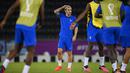 Penyerang Prancis #07 Antoine Griezmann (Tengah) mengikuti sesi latihan jelang melawan Inggris pada Perempatfinal Piala Dunia 2022, di Stadion Al Sadd SC di Doha, Jumat (9/12/2022). Inggris dan Prancis adalah mantan juara dunia yang selalu difavoritkan berjaya di setiap edisi Piala Dunia. (FRANCK FIFE / AFP)