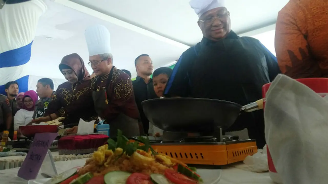 Sempat Menghilang Tanpa Kabar, Gubernur Sultra Muncul Lagi Lomba Bikin Nasi Goreng