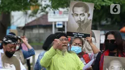 Seniman membacakan sajak saat mengikuti Karnaval Seni Budaya di Taman Ismail Marzuki, Jakarta, Rabu (10/11/2021). Karnaval tersebut menampilkan pertunjukan seni budaya digelar sebagai rangkaian perayaan HUT ke-53 Taman Ismail Marzuki (TIM). (Liputan6.com/Herman Zakharia)