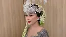 <p>Aura Kasih tampil memesona ketika tampil mengenakan busana pengantin Sunda. Ia tampil untuk pagelaran tahunan MUA Lucky Hakim. [Foto: instagram.com/aurakasih]</p>