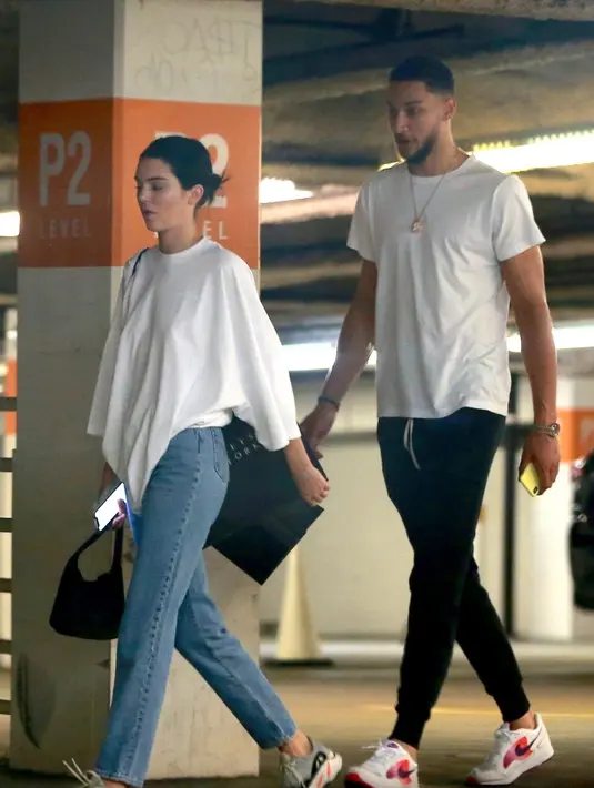 Kendall sendiri baru saja membeli sebuah rumah di Beverly Hills. Jadi mungkin itu hanya rumah sementara untuk menunggu selesainya renovasi. (CelebMafia)