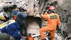 Petugas Basarnas mencari korban di reruntuhan bangunan yang rusak di Mamuju, Sulawesi Barat, Sabtu (16/1/2021). Jalan dan jembatan yang rusak, pemadaman listrik, dan kurangnya alat berat menghambat evakuasi setelah gempa bermagnitudo 6,2 SR yang melanda Majene- Mamuju. (AP Photo/ Sadly Ashari Said)