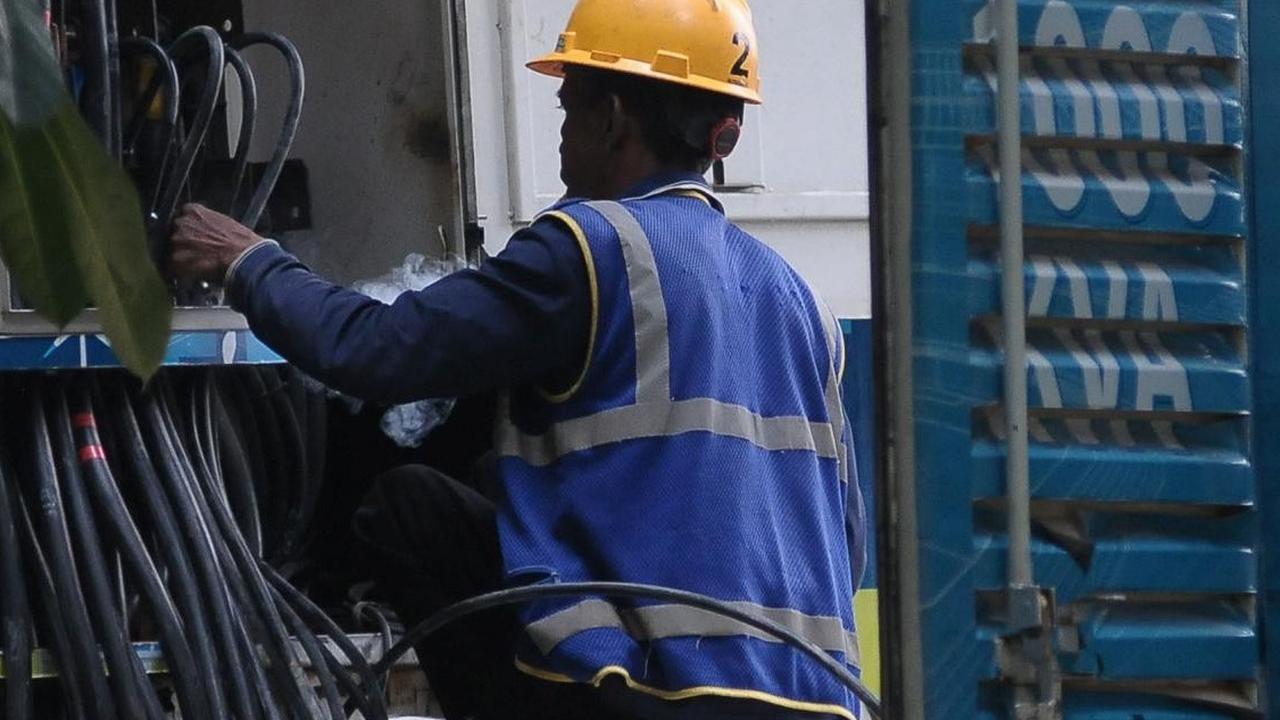 Sedangkan pada malam tahun baru, diperkirakan beban puncak listrik Nasional akan mencapai 33.481 MW dengan 50.910 MW sehingga terdapat 17.429 MW atau 52 persen dari daya mampu pasok.<br>