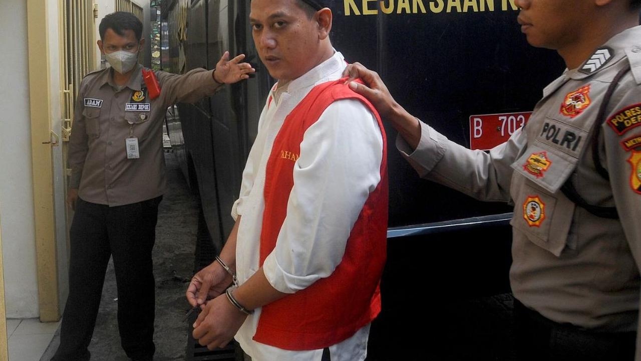 Dari pantauan merdeka.com pada Senin (17/7/2023) di PN Depok, sidang vonis terdakwa Rizky Noviyandi Achmad seharusnya dimulai sekitar pada jam 11.55 WIB. dan sidang digelar secara terbuka untuk umum.
