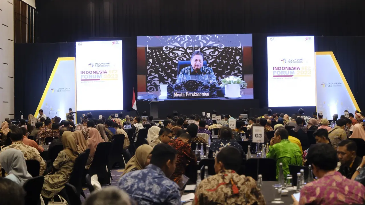 Menteri Koordinator Bidang Perekonomian Airlangga Hartarto saat menyampaikan keynote speech secara virtual dalam acara Indonesia Special Economic Zone Forum 2023 di Surabaya, Kamis (3/8).