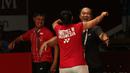 Merayakan Lindaweni Fanetri merayakan kegembiraan lolos ke semifinal Kejuaraan Dunia Bulutangkis 2015 bersama tim pelatih. (Bola.com/Arief Bagus)