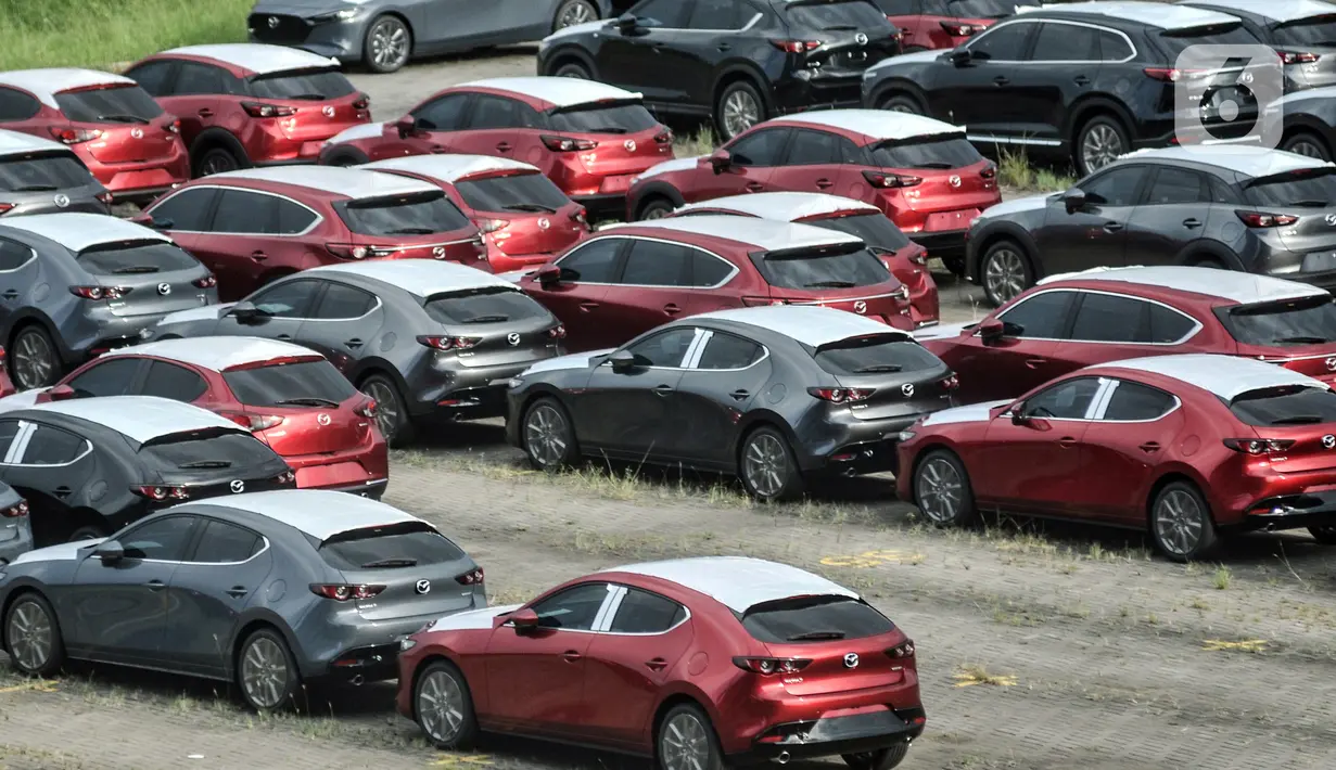 Deretan mobil baru terparkir di kawasan Marunda, Cilincing, Jakarta, Senin (21/6/2021). Sebelumnya, sejak Maret 2021 pemerintah menerapkan pajak mobil baru dimulai dari kapasitas 1.500cc dengan kandungan lokal tertentu. (merdeka.com/Iqbal S. Nugroho)