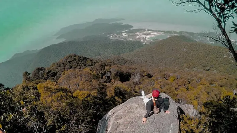 Pendaki di puncak Gunung Jantan di Pulau Karimun