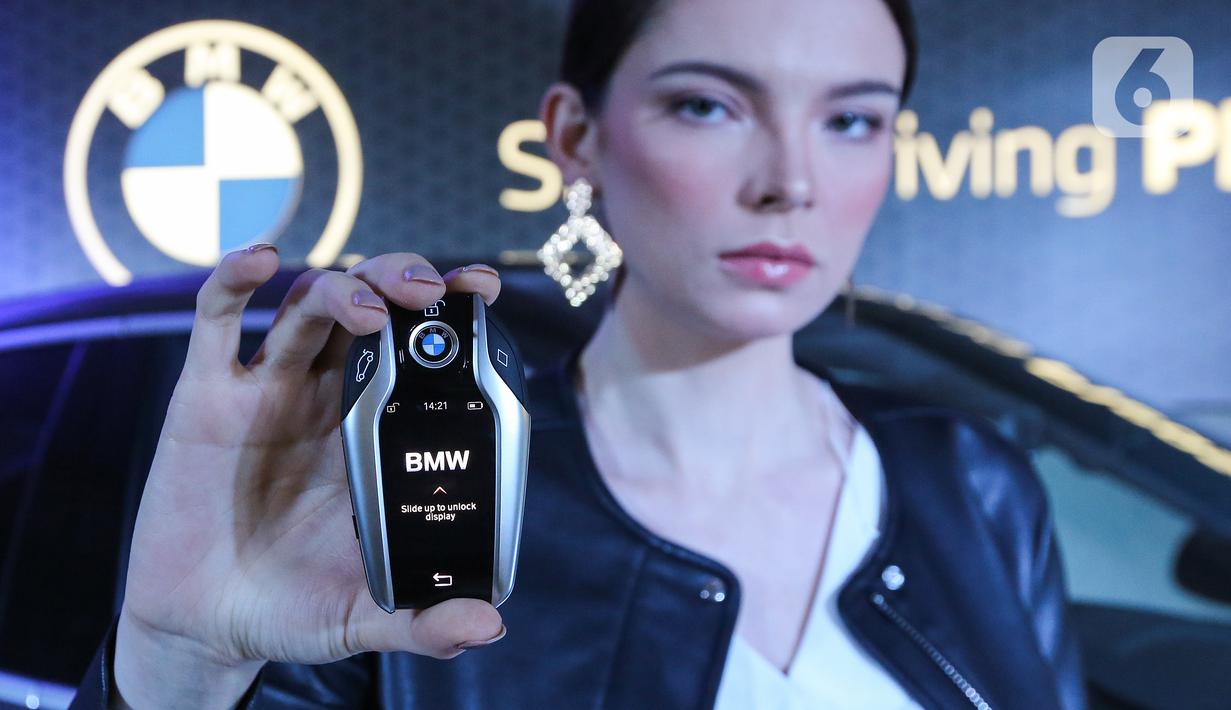 Model menunjukkan remoter mobil all-new BMW X6 saat peluncuran di German Centre BSD, Tangerang Selatan. (Liputan6.com/Fery Pradolo)