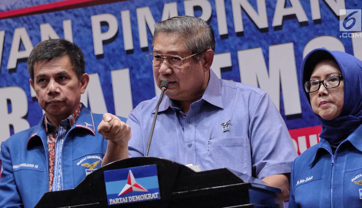 Ketum Partai Demokrat Susilo Bambang Yudhoyono (tengah) menyampaikan keterangan di DPP Demokrat, Jakarta, Senin (30/10). Menurut SBY, partainya mendapat jaminan dari pemerintah agar UU Ormas segera direvisi usai disahkan. (Liputan6.com/Faizal Fanani)