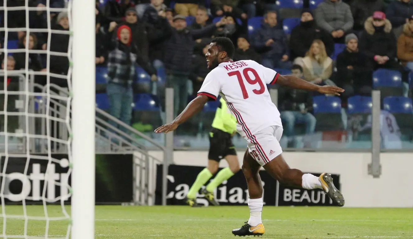 Pemain  AC Milan, Franck Kessie, merayakan gol ke gawang Cagliari pada pertandingan lanjutan Serie A, di Sardegna Arena Stadium, Senin (22/1/2018) dini hari WIB. (AP/Fabio Murru).