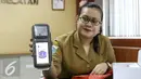 Petugas Sudin PP Jaksel menunjukaan alat electronic point of sales (e-pos), Jakarta, Selasa (16/2/2016). Untuk Jakarta Selatan dapat 1.300 unit alat e-pos. Kali ini baru kita distribusikan 365 unit ke wajib pajak. (Liputan6.com/Yoppy Renato)