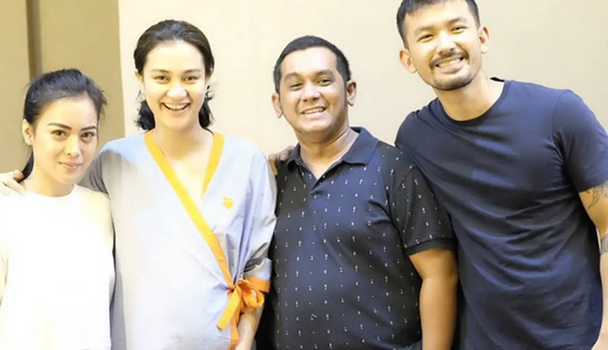 "Sekitar pukul 06.00 sampai 07.00 WIB itu dipindah ke ruang persalinan, dan pukul 20.00 WIB udah bukaan ke-5, dibarengi ketuban pecah juga. Akhirnya, tepat pukul 09.32 WIB, putri pertama kita lahir," lanjutnya. (Instagram/riodewanto)