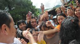 Para warga sekitar pasar langsung menyerbu Jokowi untuk bersalaman, Manado, Sabtu (9/4/2014) (Liputan6.com/Herman Zakharia).