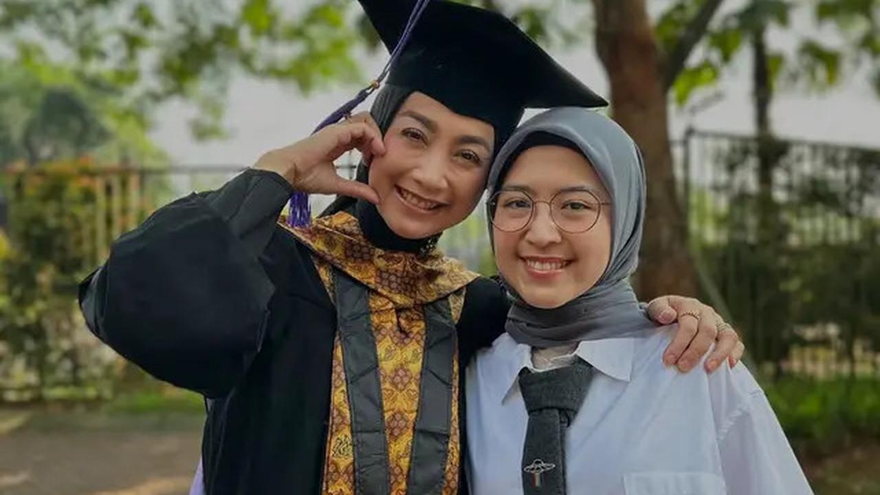 Potret Desy Ratnasari Wisuda S3, Resmi Menyandang Gelar Doktor