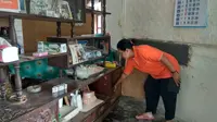 Warga temukan benda diduga mortir di lemari bifet di rumah seorang warga Cilacap. (Foto: Liputan6.com/Polres Cilacap/Muhamad Ridlo)