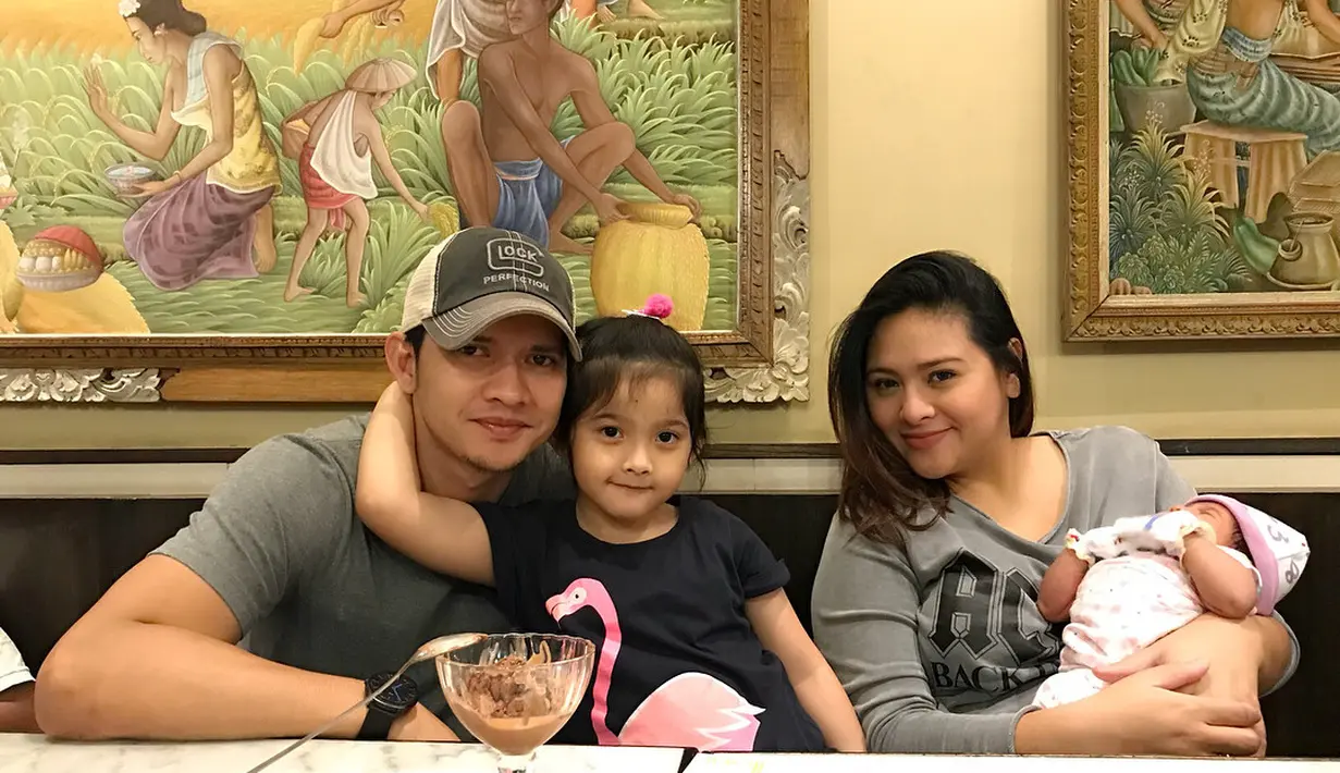 "Atrea udah ngerti. Kok pergi mulu sih papa pergi lagi-pergi lagi? Tapi dia mengerti kalau itu pekerjaan papanya dan dikit-dikit kita videocall kok jadi video call-an," pungkas Audy Item. (instagram/audyitem)