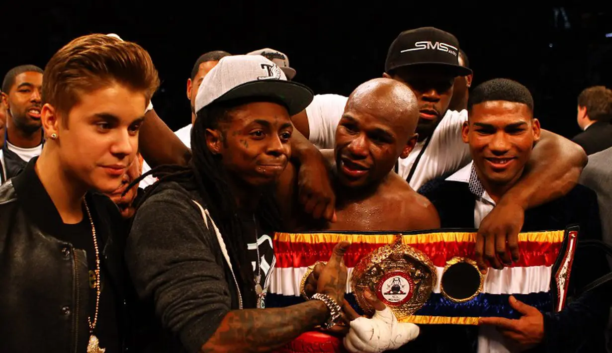 Floyd Mayweather Jr. merayakan kemenangannya atas Miguel Cotto bersama Justin Bieber, rapper Lil Wayne, rapper Curtis '50 Cent' Jackson, dan Yuriorkis Gamboa. (AFP)