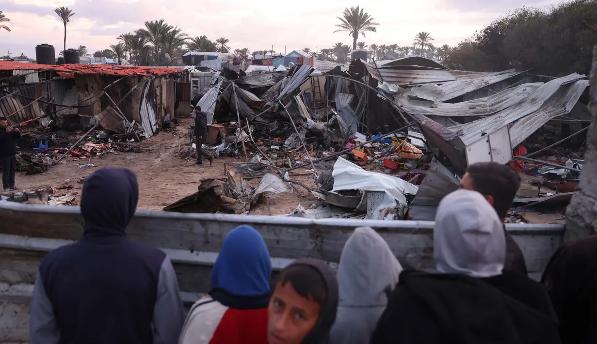 Sejumlah tenda penampungan pengungsi Palestina yang dibangun dari lembaran timah, terpal, dan tiang plastik hangus terbakar. (BASHAR TALEB/AFP)