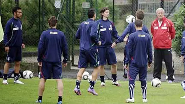 Pelatih Marcello Lippi memimpin sesi pertama pemusatan latihan Timnas Italia untuk Piala Dunia 2010 di Roma.(© AFP 2010)
