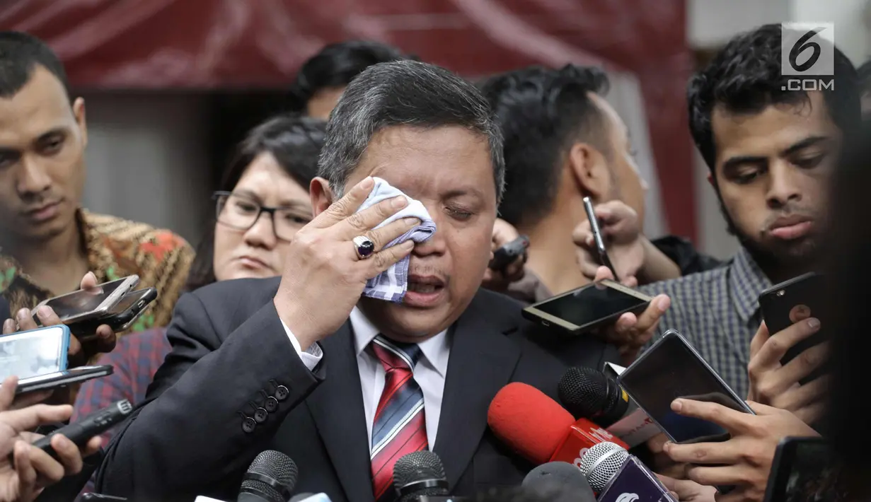Sekjen PDIP Hasto Kristiyanto mengusap air matanya saat memberi keterangan pers di Teuku Umar, Jakarta, Sabtu (6/1). Abdullah Azwar Anas mengundurkan diri sebagai bakal calon wakil gubernur di Pilkada Jawa Timur 2018. (Liputan6.com/Arya Manggala)