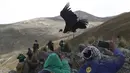 Jurnalis dan ilmuwan mengambil gambar saat burung kondor Andes dilepaskan ke alam liar oleh dokter hewan Bolivia, di pinggiran Choquekhota, Bolivia, Selasa (23/2/2021). Dua burung kondor Bolivia yang terancam punah dilepaskan setelah pulih akibat terjatuh pada Februari. (AP Photo/Juan Karita)