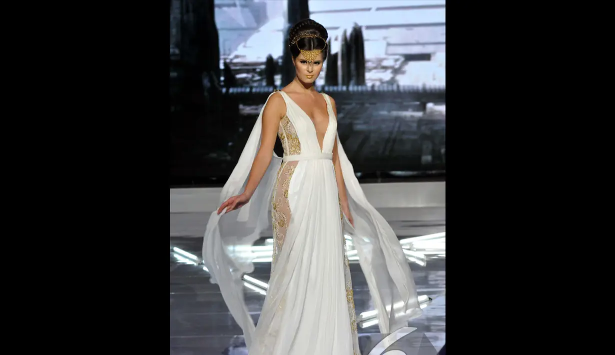 Gaun elegan mirip Putri Yunani kuno hadir dalam I Fashion Festival 2014, Jakarta, Senin (15/12/2014). (Liputan6.com/Panji Diksana)