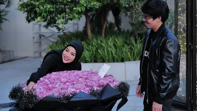 6 Gaya Serasi Aurel Hermansyah-Atta Halilintar Dinner Romantis Rayakan 2 Tahun Menikah