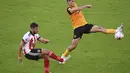 Penyerang Wolverhampton Wanderers, Raul Jimenez  berusaha merebut bola tendangan pemain Sheffield United, George Baldock pada pertandingan Liga Inggris di stadion Bramall Lane, Inggris, Senin, (14/9/2020). Wolves menang 2-0 atas Sheffield United. (Laurence Griffiths/Pool via AP)