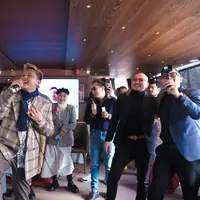 Ririe Fairus dangdutan bareng Denny Caknan dan tim MS Glow (Instagram @denny_caknan)