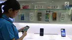 Pegawai menata handphone/smartphone di salah satu gerai di Jakarta, Kamis (7/4/2019). Pemerintah melalui Kementerian Perindustrian, Kementerian Perdagangan, dan Kementarian Komunikasi dan Informatika tengah menyiapkan kebijakan pemblokiran ponsel ilegal atau black market. (Liputan6.com/Angga Yuniar)