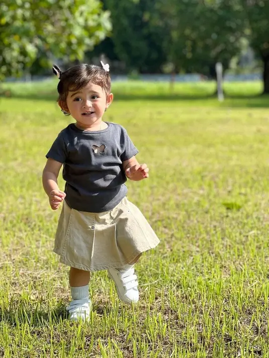 Saat ini, usia Guzel sudah 1tahun lebih. Sama seperti sang ibu dan ayah, Guzel juga sudah pandai berfoto di depan kamera [Instagram/guzelimalisyakieb]