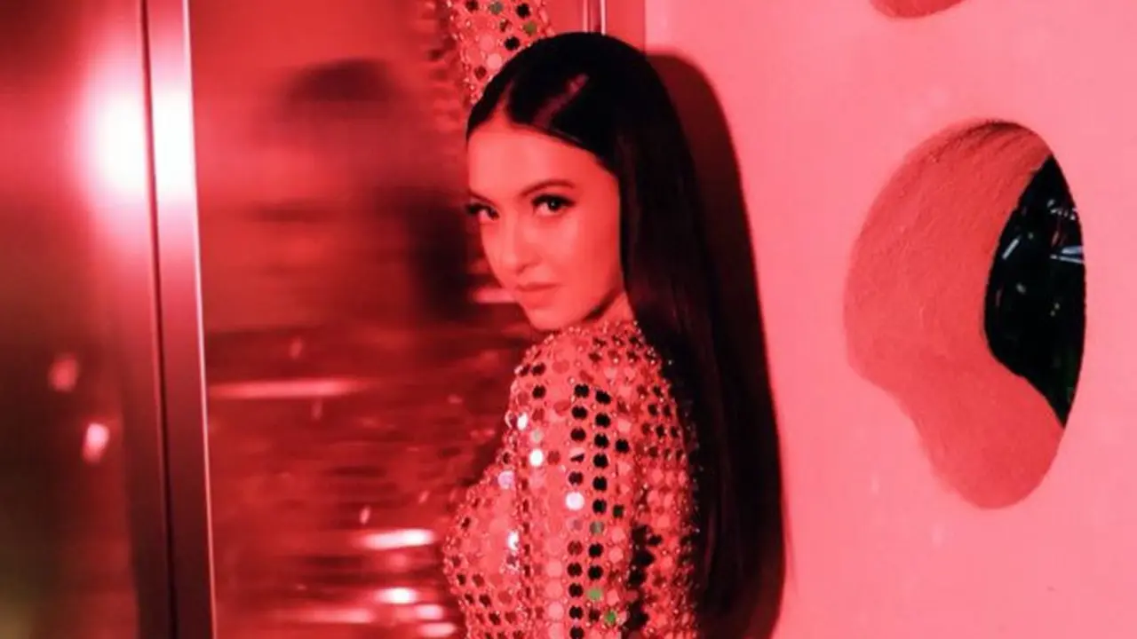 Raline Shah Mirip Lampu Disko