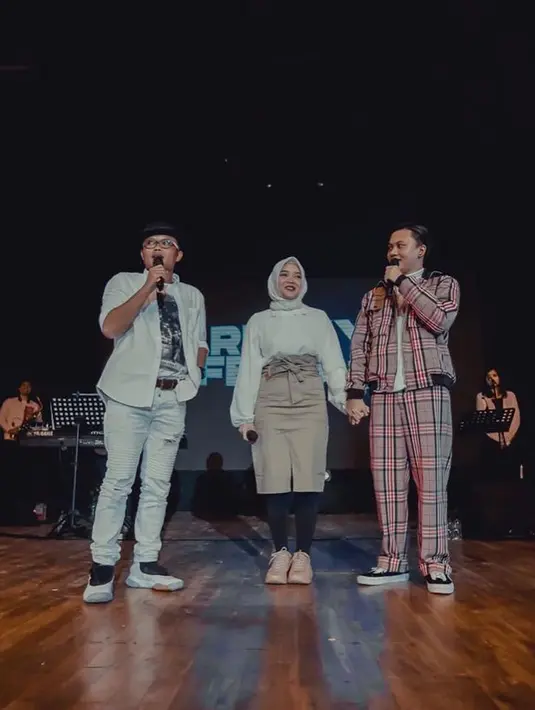 Bahkan Sule pun mengaku tak pernah memberikan masukan yang berkaitan dengan karier anaknya. Sule merasa, soal music, Rizky Febian jauh lebih paham dibandingkan dirinya. (Instagram/ferdinandsule)