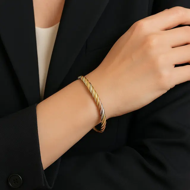 Model Gelang Emas Kadar 750 Twist Kombinasi Tiga Warna untuk Wanita Karier
