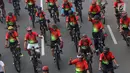 Peserta mengikuti kegiatan Gowes Bersama Indonesia Damai #iRide4Peace di Jakarta, Minggu (4/11). Acara ini dimeriahkan jajaran Polri, TNI, KPU, Bawaslu, komunitas sepeda, serta atlet sepeda nasional juga masyarakat umum. (Liputan6.com/Immanuel Antonius)