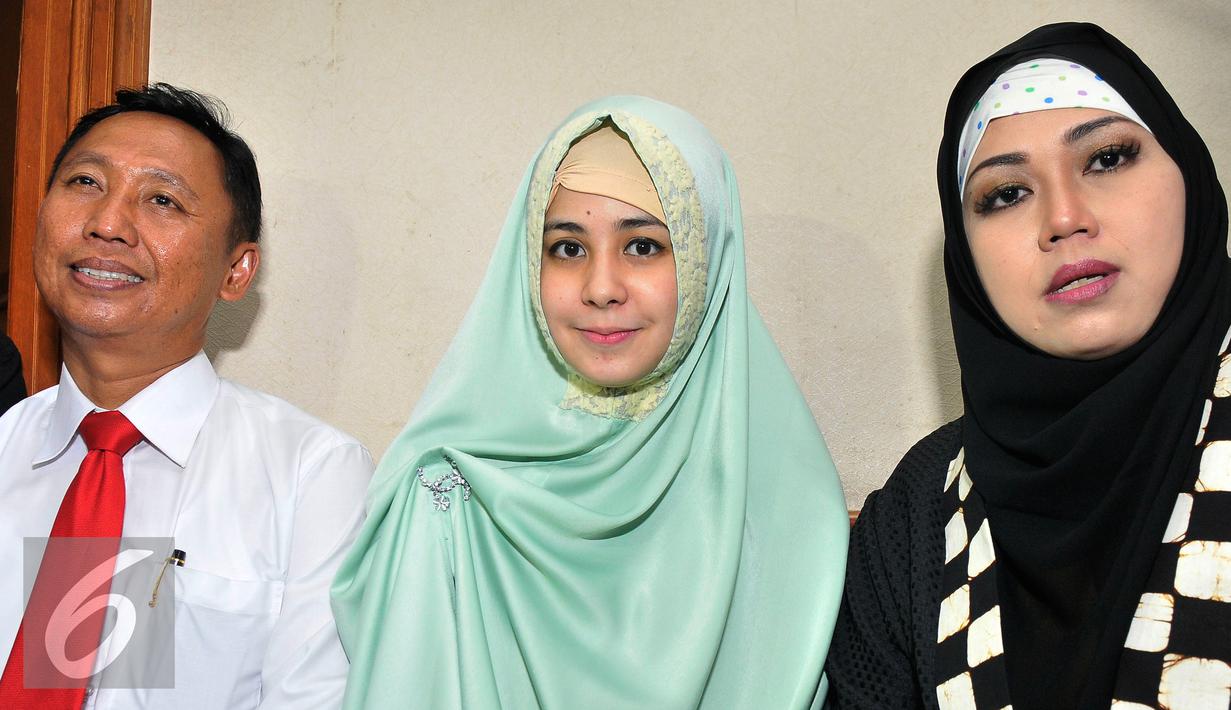 Risty Tagor (tengah) bersama kuasa hukumnya menunggu sidang perceraian yang digelar di Pengadilan Agama Jakarta Selatan, Senin (28/9/2015). sidang perdana Risty Tagor dan Stuart Collin akan dilanjutka sampai 12 oktober 2015. (Liputan6.com/Herman Zakharia)